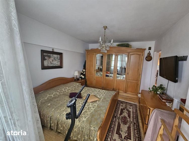 Apartament cu 4 camere decomandat în Hala Centrală
