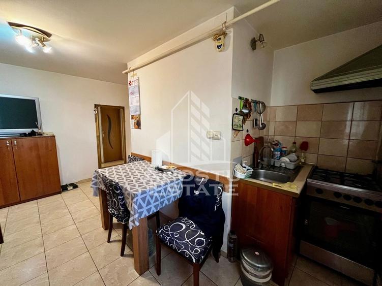 Apartament cu 3 camere semidecomandat, mobilat în Lipovei