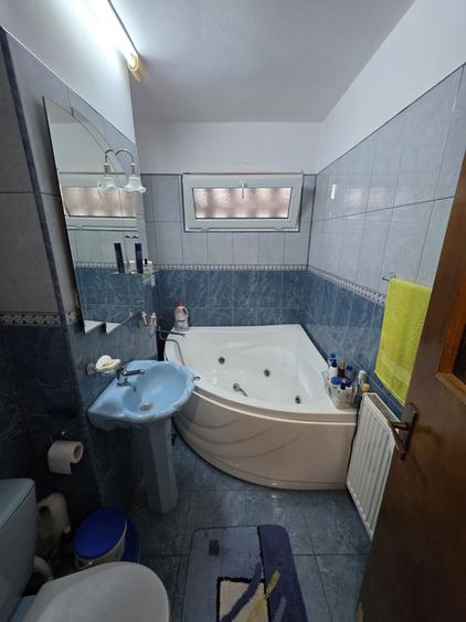 Apartament cu 3 camere semidecomandat în Micro II