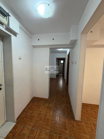 Apartament cu 4 camere decomandat în Central