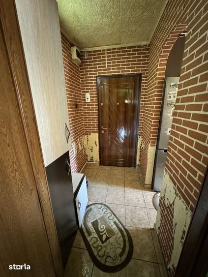 Apartament cu 3 camere semidecomandat în Craiovița Nouă