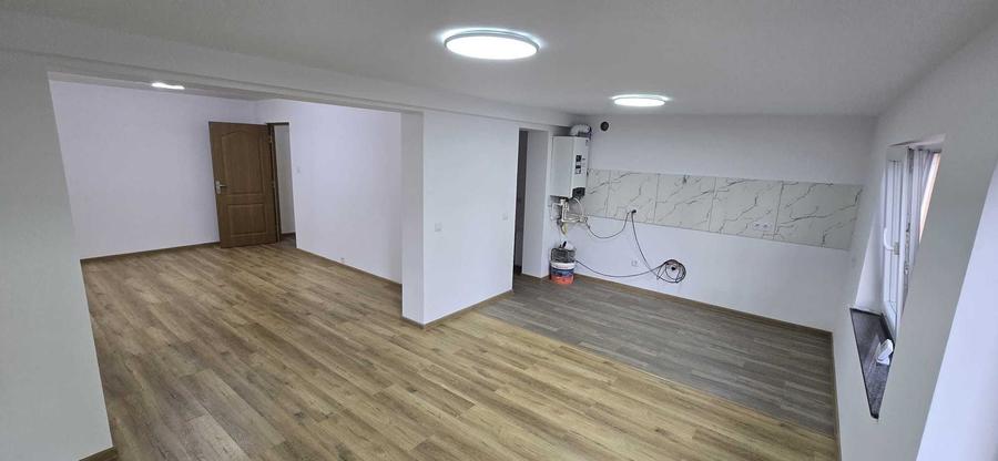 Apartament cu 4 camere semidecomandat în Central