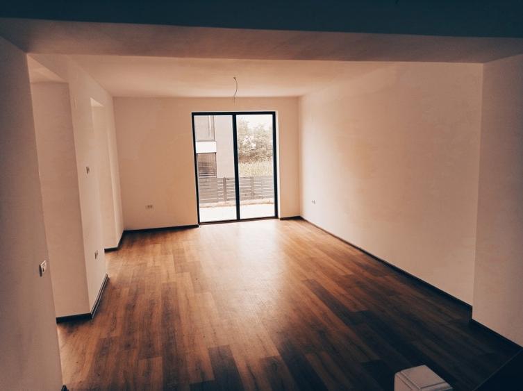 Duplex cu 4 camere cu Canalizare în Central