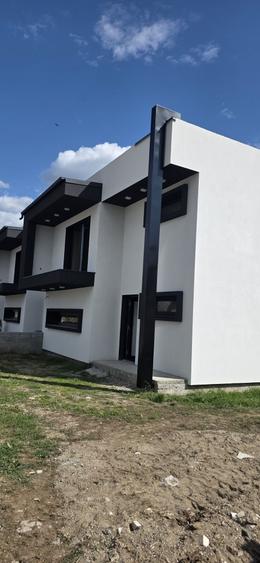 Casă cu 3 camere în Teiu