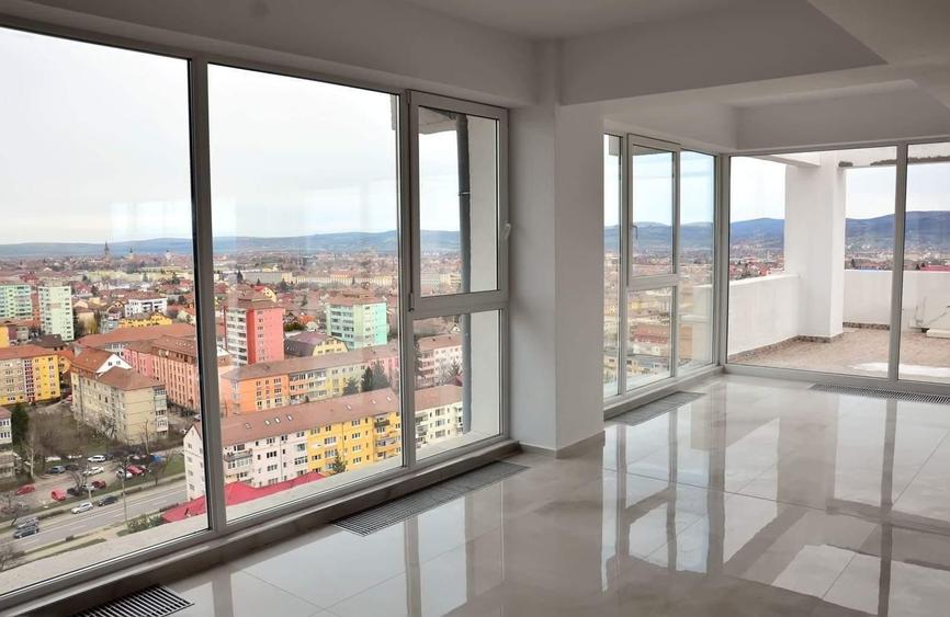 Penthouse cu 3 camere decomandat în Hipodrom 3
