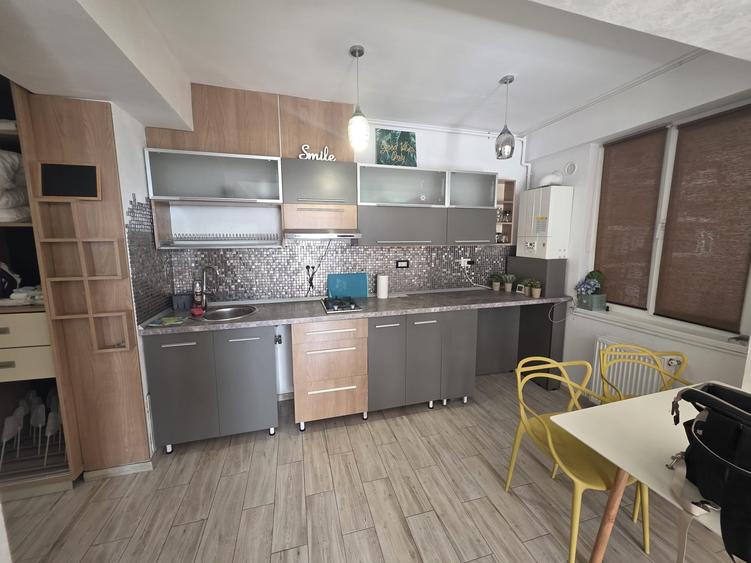 Apartament cu 2 camere semidecomandat, mobilat în Central