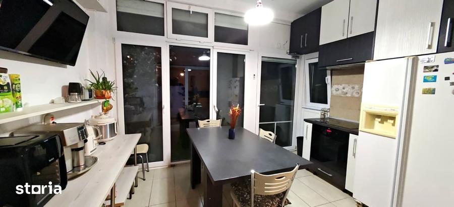 Apartament cu 4 camere decomandat, mobilat în Central