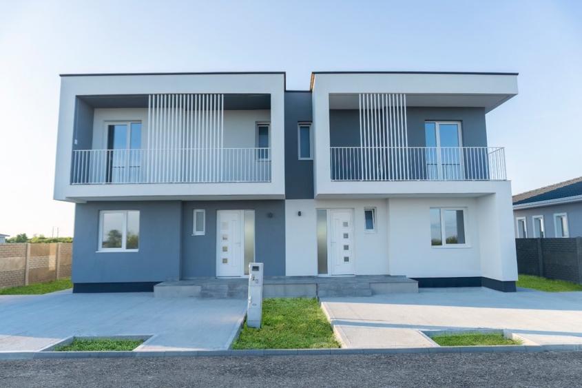 Duplex cu 4 camere cu Canalizare în Aeroport