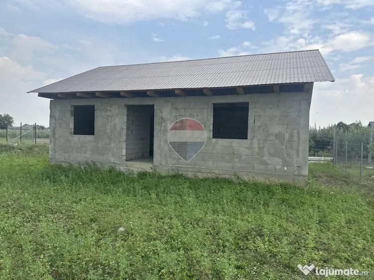 Casă cu 3 camere cu Teren 617 Mp în Slobozia (Roznov)