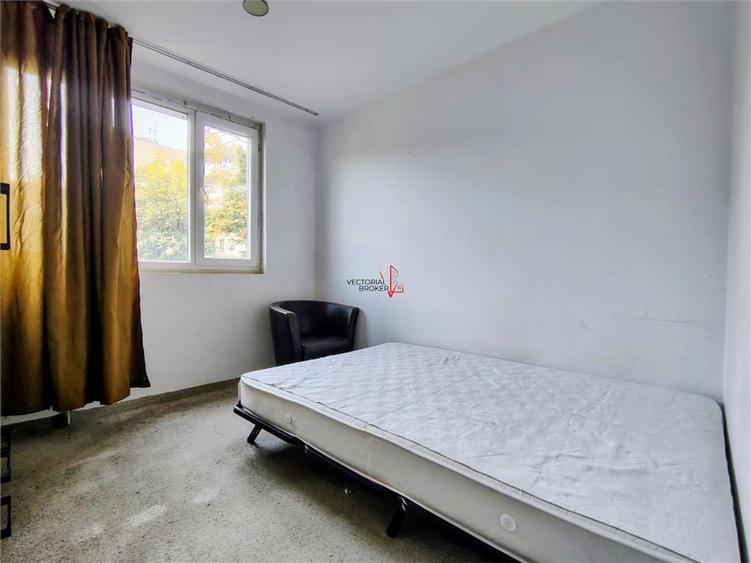 Apartament cu 3 camere semidecomandat în Titan