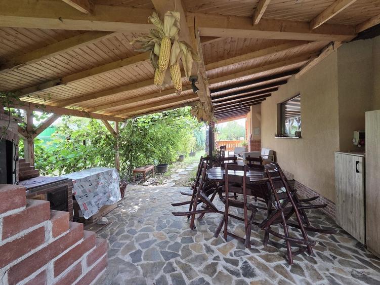 Casă individuală cu 4 camere cu Canalizare în Podu Oltului
