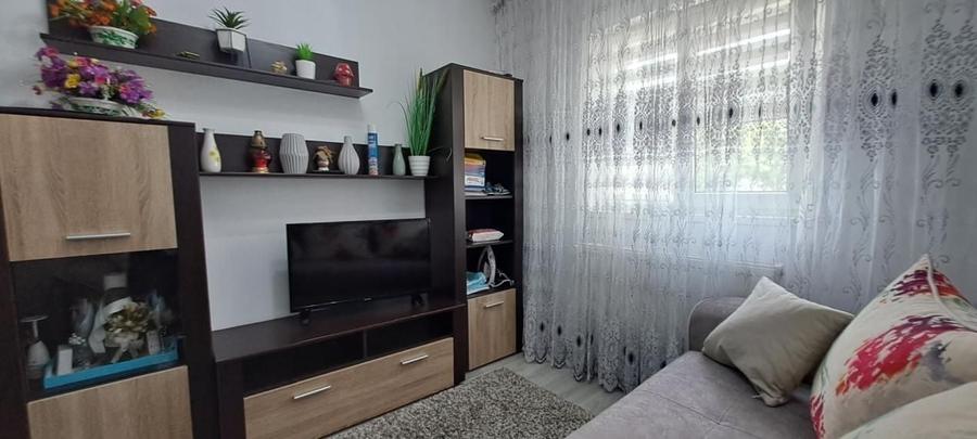 Apartament cu 3 camere semidecomandat, mobilat în Tătărași