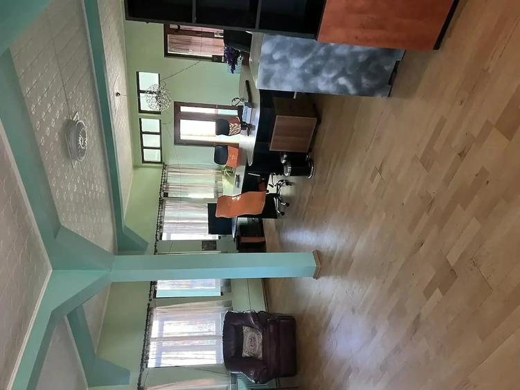 Casă cu 5 camere cu Teren 1400 Mp în Petrolului