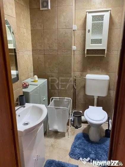 Apartament cu 4 camere semidecomandat în Văcăresti