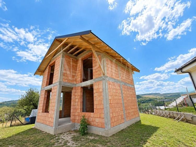 Casă individuală cu 5 camere cu Canalizare în Baciu