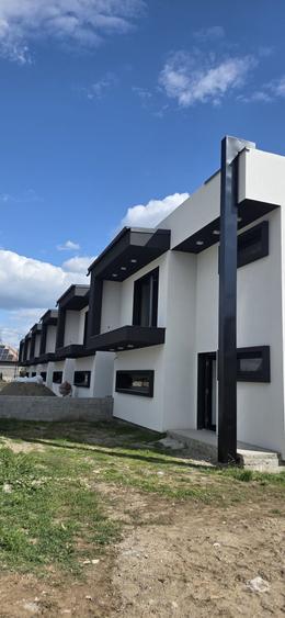 Casă cu 3 camere în Teiu