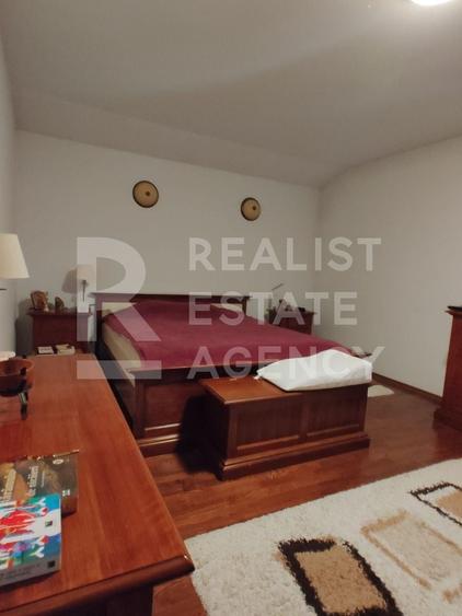 Casă individuală cu 9 camere cu Canalizare în Breazu