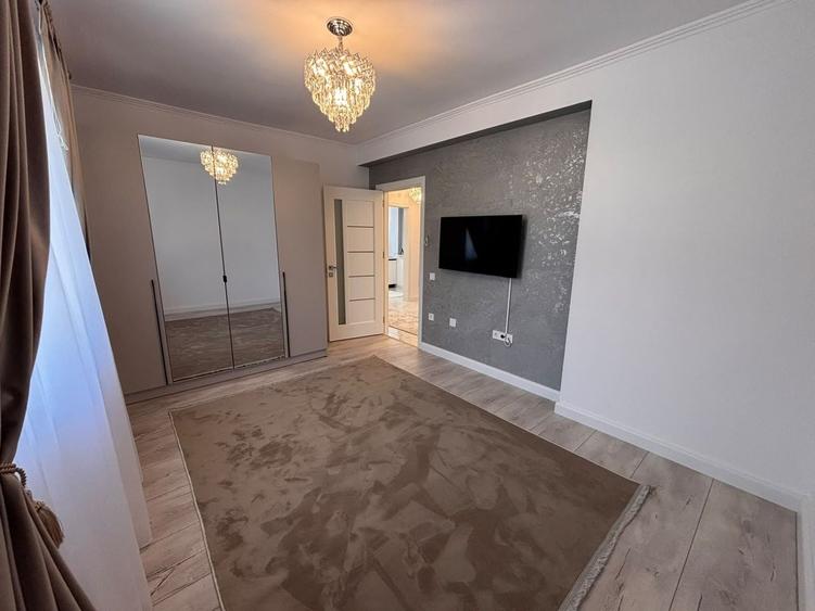 Apartament cu 5 camere decomandat în Cristian