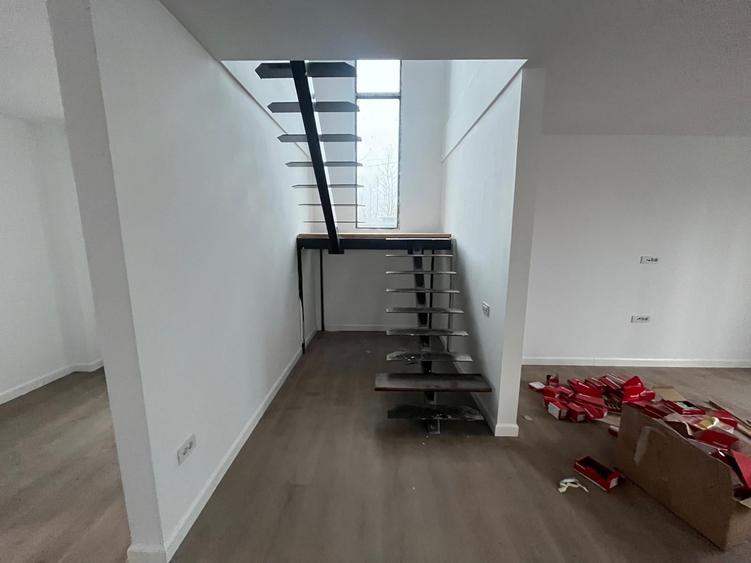 Casă individuală cu 5 camere cu Teren 340 Mp în Poiana