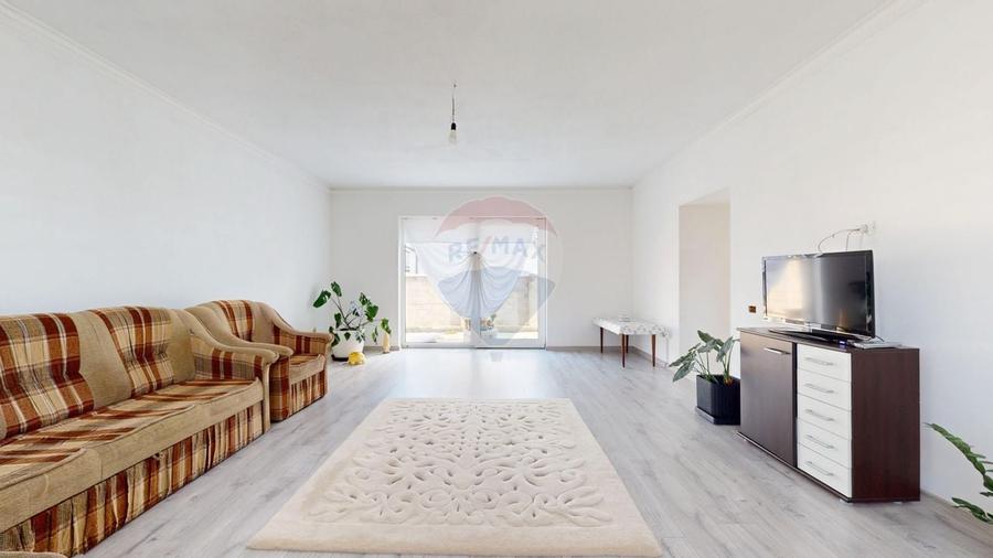 Casă individuală cu 5 camere cu Teren 500 Mp în Central