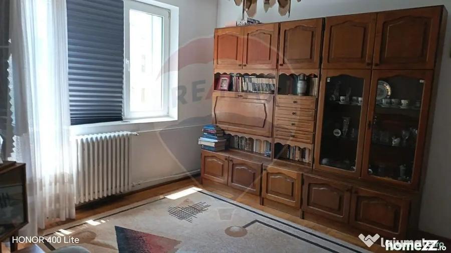 Apartament cu 3 camere semidecomandat în Gara de Nord