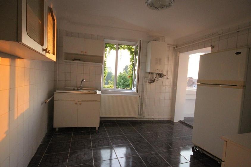 Apartament cu 6 camere semidecomandat, mobilat în Unirii