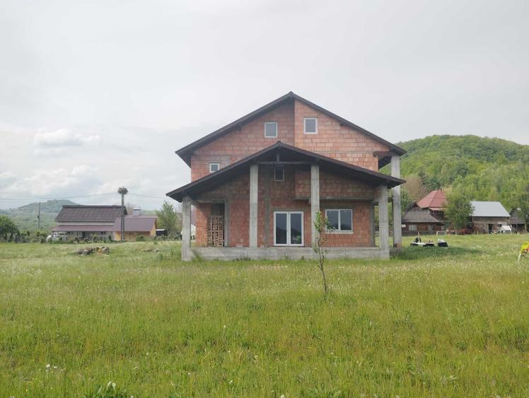Casă cu 4 camere în Lăpuș