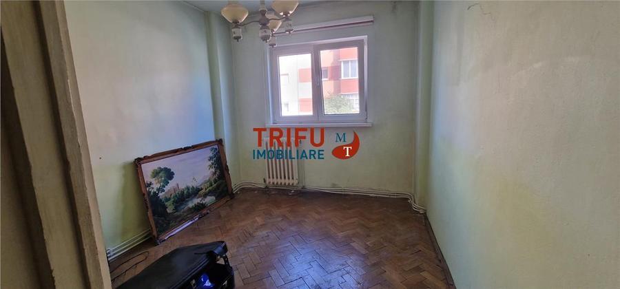 Apartament cu 4 camere decomandat în Cetate