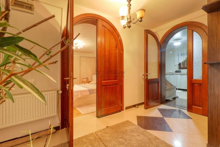 Casă individuală cu 8 camere cu Canalizare în Mogoșoaia