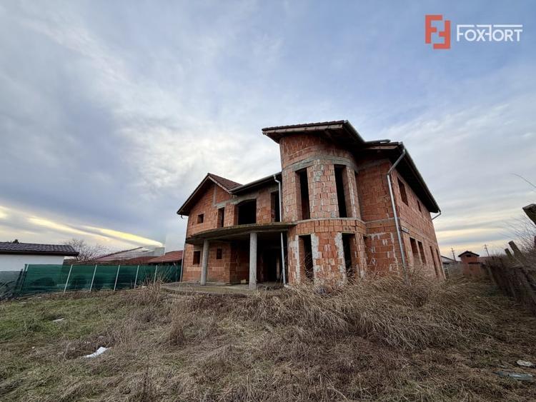 Casă individuală cu 7 camere cu Garaj în Peciu Nou
