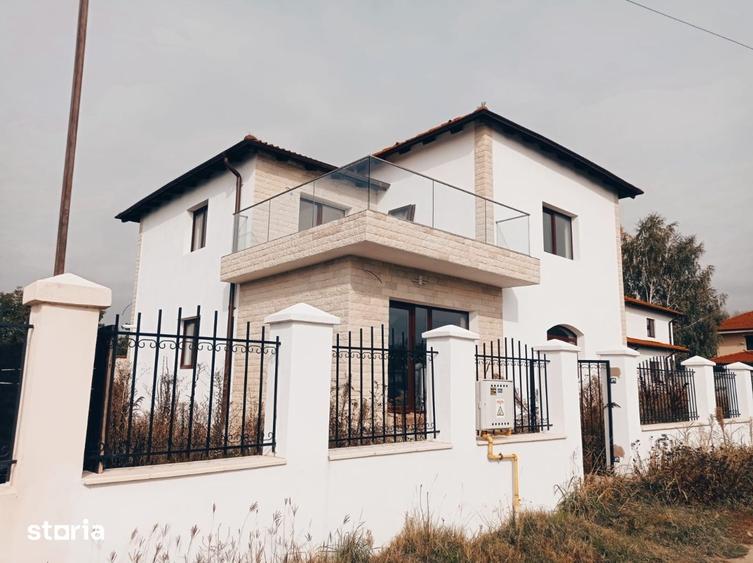 Casă cu 4 camere cu Teren 550 Mp în Călinești