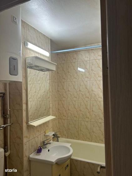 Apartament cu 3 camere semidecomandat în Colentina