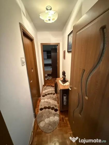 Apartament cu 2 camere semidecomandat în Craiovița Nouă