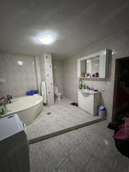 Casă cu 4 camere cu Teren 225 Mp în Splaiul Unirii