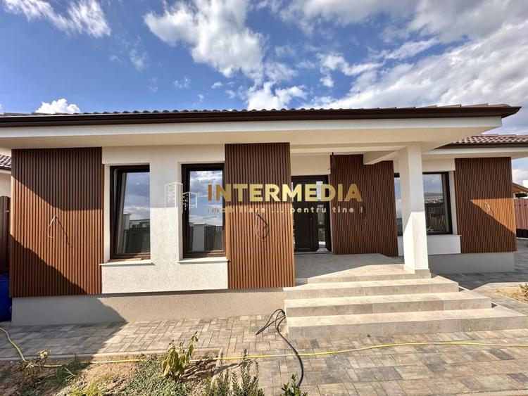 Casă individuală cu 4 camere cu Canalizare în Cetate