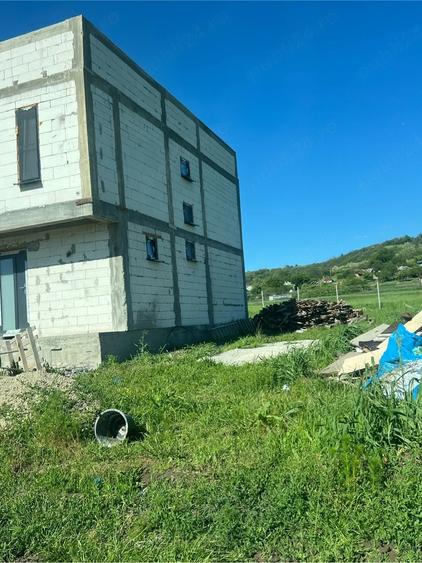 Casă cu 4 camere cu Teren 500 Mp în Șimnicu de Sus