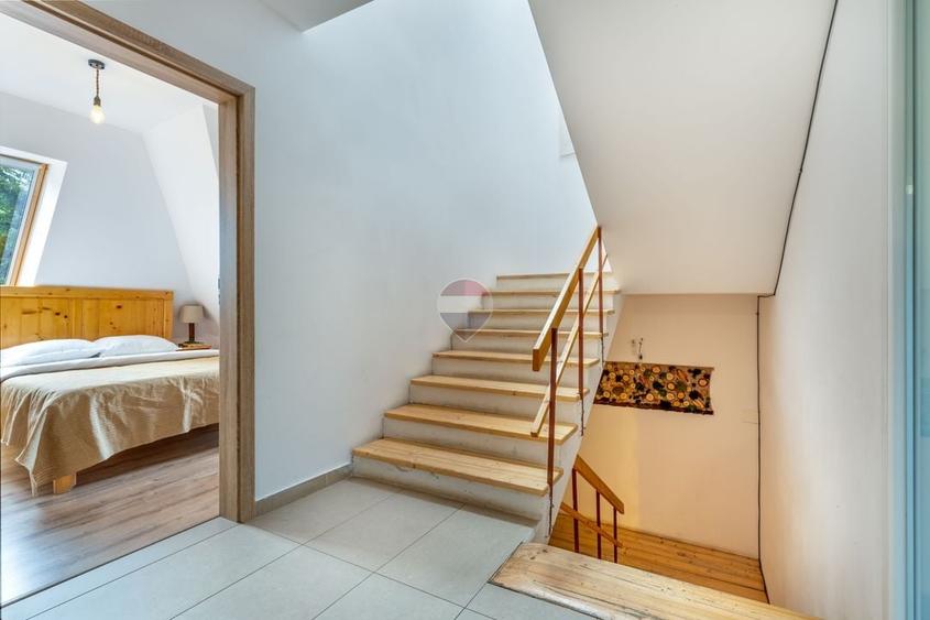 Casă individuală cu 8 camere cu Teren 3012 Mp în Mărișel