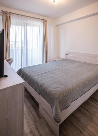 Apartament cu 3 camere decomandat, mobilat în Girocului