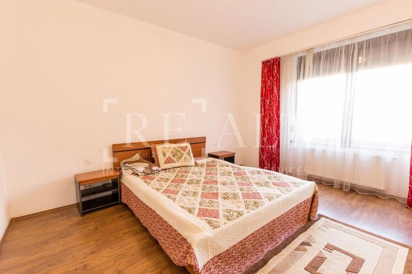 Apartament cu 3 camere semidecomandat, mobilat în Ștefan cel Mare