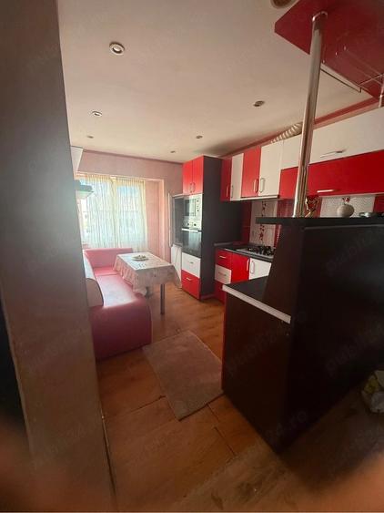 Apartament cu 3 camere decomandat în Mărăței