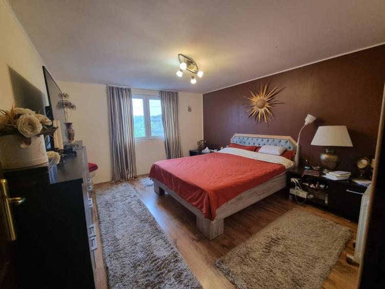Casă individuală cu 8 camere cu Canalizare în Sărărie
