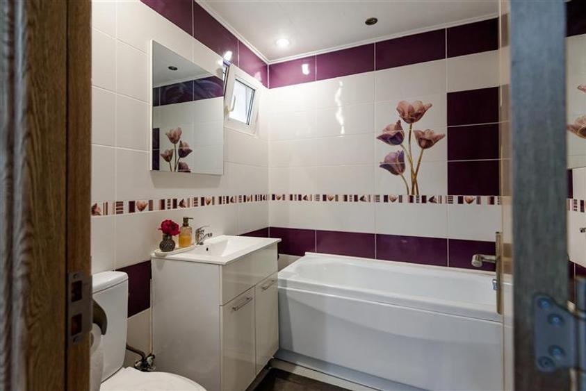 Apartament cu 3 camere decomandat în Dârste
