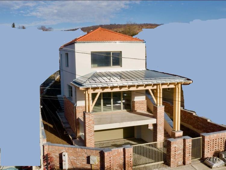 Casă individuală cu 4 camere cu Canalizare în Dâmbul Rotund