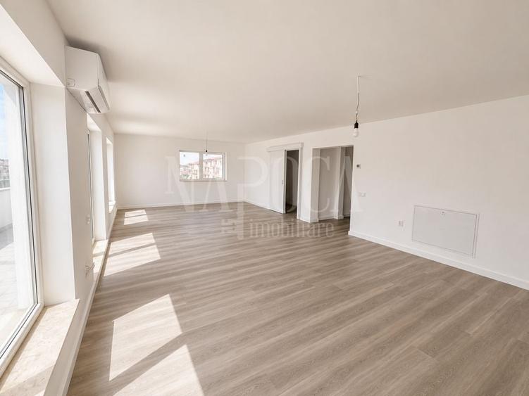 Penthouse cu 4 camere semidecomandat în Florești