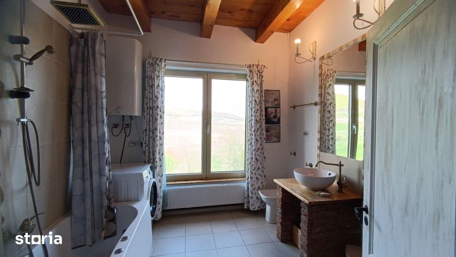 Casă cu 3 camere cu Teren 2135 Mp în Petrești