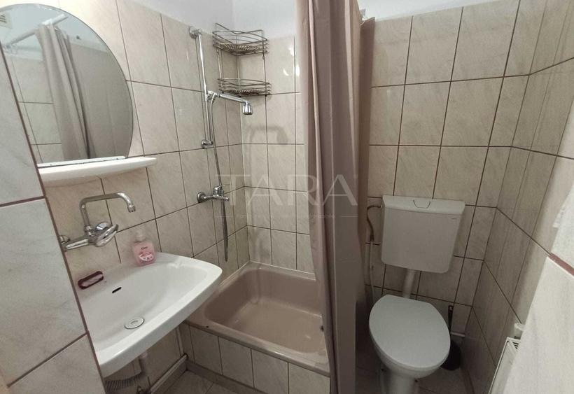 Apartament renovat, curte comună îngrijită, zona Podul Traian. - 6