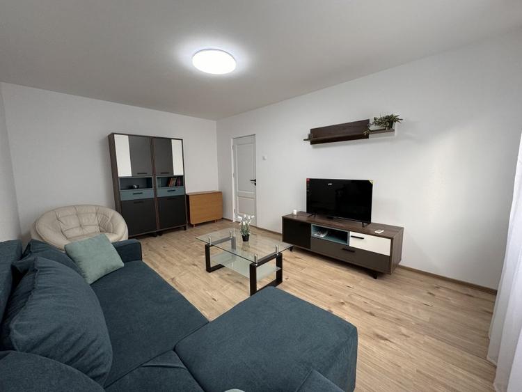 Apartament cu 3 camere decomandat, mobilat în Titan