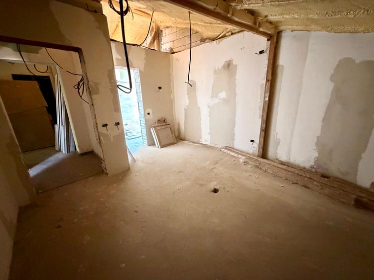 Casă individuală cu 13 camere cu Canalizare în Vitan Mall
