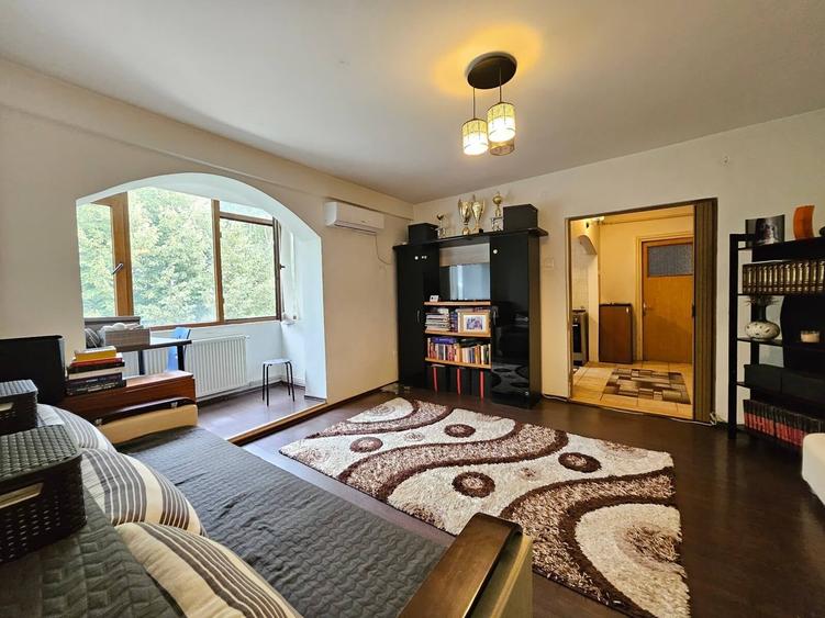 Apartament cu 3 camere semidecomandat în Calea București