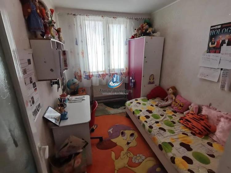 Apartament cu 3 camere semidecomandat în Calea Romanului